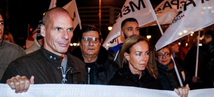 Κίνημα Βαρουφάκη: Σαν να μην πέρασε μια μέρα και η πολιτική σκηνή γίνεται πάλι… παιδική χαρά – Εικόνες από την πορεία και τα πανό